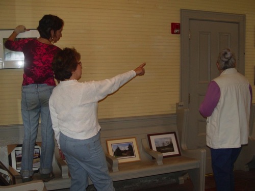 2008-04-20 Mary, Ronnie & Leslie hanging “Chester Through the Lens” exhibit. DSC02608.jpg